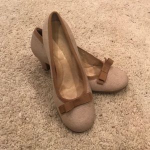 EUC Aerosoles Tan Heels Size 7.5